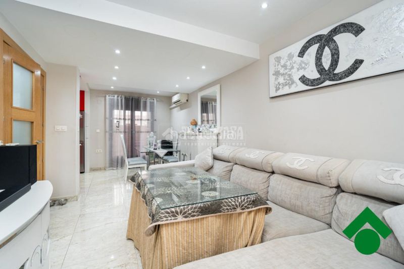 Foto 5f9e5e4e-0f79-48be-9439-b47edf5e3e8d. Casa aparellada amb aparcament a Atarfe