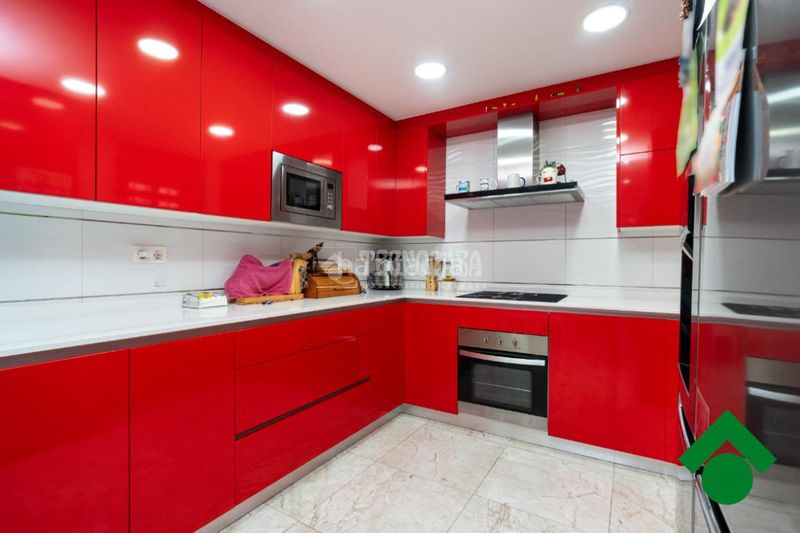 Foto a9c405f9-4f6d-4c54-ab30-39d75655e840. Casa aparellada amb aparcament a Atarfe