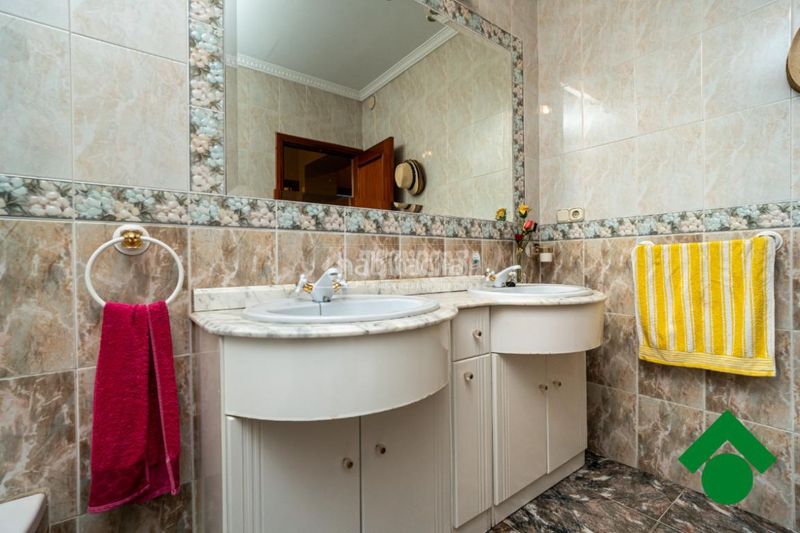 Foto d5458812-35d2-4844-8d64-471bbe93f0e1. Casa aparellada a Atarfe