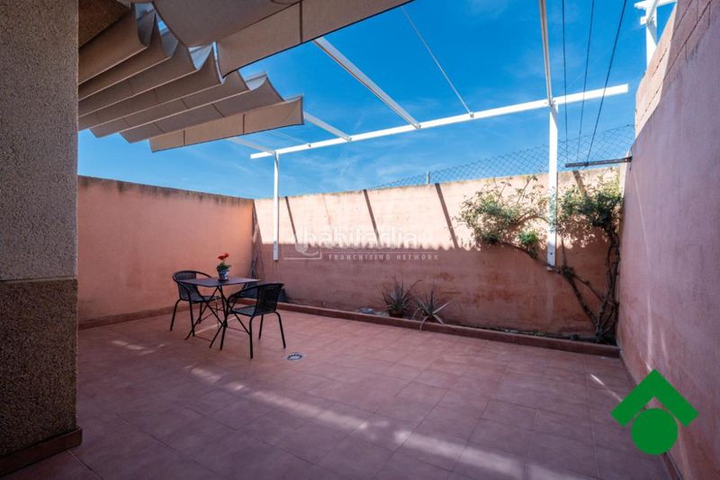 Foto 86f17564-24b6-4231-94f8-9ce18f810295. Casa aparellada amb aparcament a Atarfe