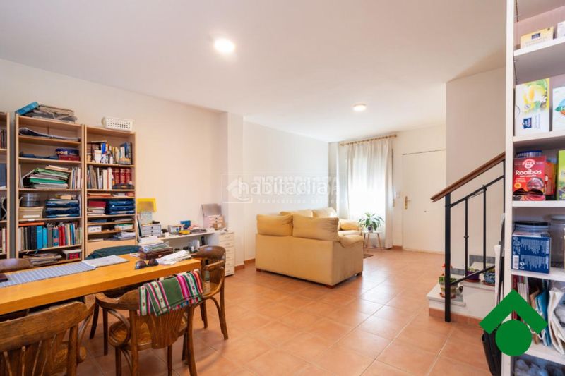 Foto bc88a58e-8dac-4c42-acfe-b673a3bd18d4. Casa aparellada amb aparcament a Atarfe