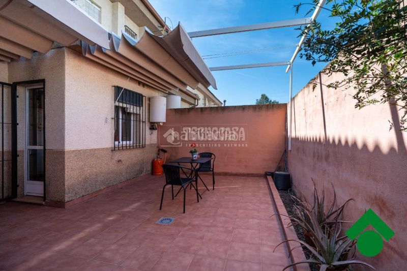 Foto c2b8a676-49aa-4fee-9aa5-9100f1049654. Casa aparellada amb aparcament a Atarfe