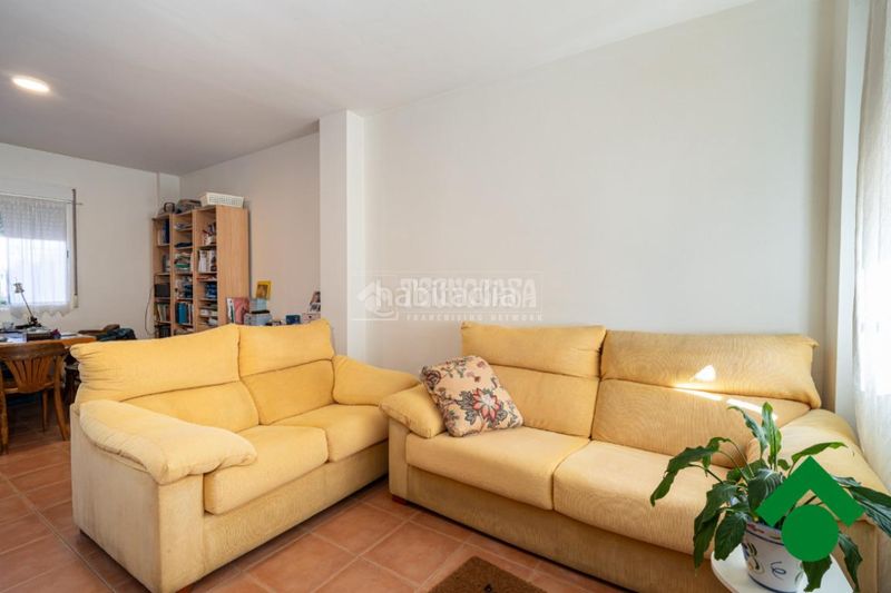 Foto eed9e4b5-14b0-4e56-a2d5-96aa92c1c7f5. Casa aparellada amb aparcament a Atarfe
