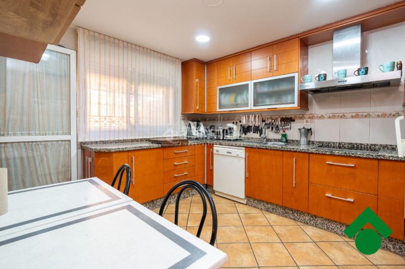Foto 412dd6de-2283-4c22-b468-9af66cef7965. Casa aparellada amb aparcament a Atarfe