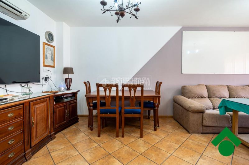 Foto a7a8b805-9dff-40be-893a-0e1a35abe745. Casa aparellada amb aparcament a Atarfe