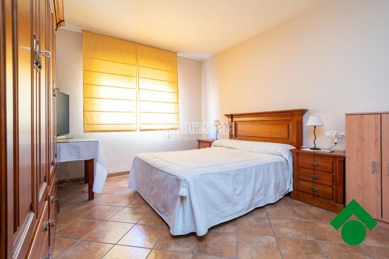 Foto babaa78a-02fb-42a3-b1ee-feee6d894cba. Casa aparellada amb aparcament a Atarfe