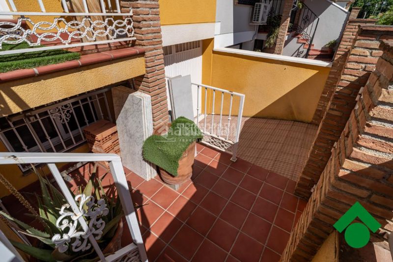 Foto c4db0508-83fe-4035-91a1-12a8edd24bc7. Casa aparellada amb aparcament a Atarfe