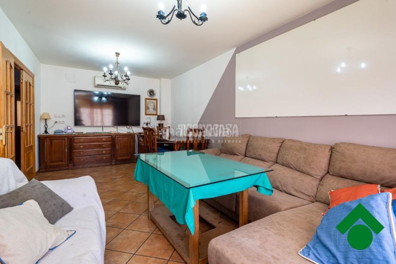 Foto f45ceb51-4eff-4037-8939-031200cec1d7. Casa aparellada amb aparcament a Atarfe