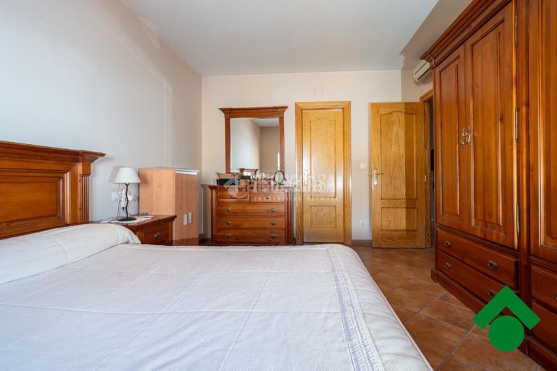 Foto f91d8419-c6b5-4c57-8e7e-b9f3f7d834eb. Casa aparellada amb aparcament a Atarfe