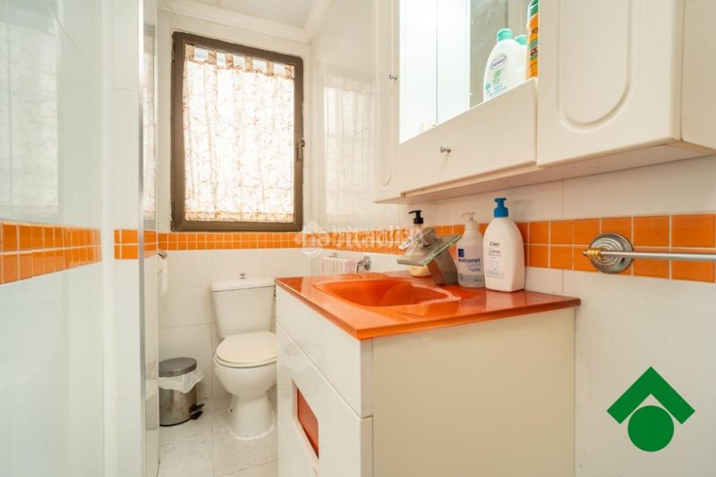 Foto b609911a-b543-4702-ab24-3d26ff18f4fe. Casa aparellada a Atarfe