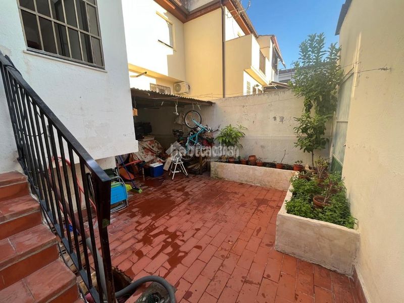 Foto fb0bc8ea-8d5d-4302-9df3-fe515363c4c5. Casa aparellada a Atarfe
