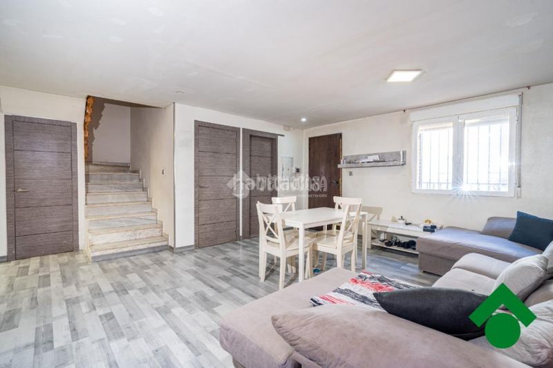 Foto 336307e9-f664-48e9-b2fa-d8f80917c7da. Casa aparellada amb aparcament a Atarfe