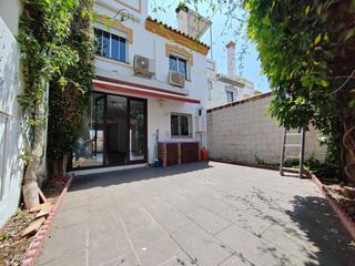 Semi detached house en Via Mlaga. Vivienda en viamlaga en residencial privado