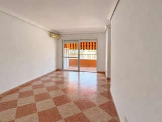 Etagenwohnung in Calle infantes 16. Piso céntrico cerca de la playa