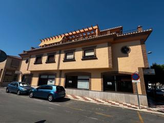 Business premise in Avenida los Claveles 5