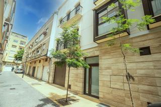 Piccolo appartamento in Calle pintor martínez de la vega 9. Tu hogar en el centro de almería propiedad moderna con terraza y