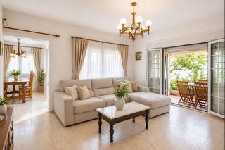 Chalet in Calle nicaragua (b) 59. Chalet con esencia andaluza y amplia parcela