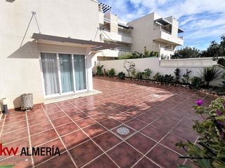 Location Appartement à El Toyo. Alquiler larga temporada piso 3 dormitorios con jardín y garaje