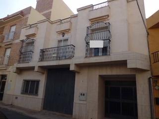 Casa adossada a Ejido centro. Vivienda sobre almacen de 4 dormitorios en  venta en ejido norte