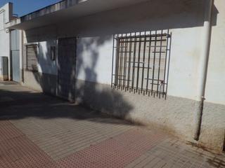 Haus in Plaza de la Luz. Casa de planta baja en el ejido a la venta
