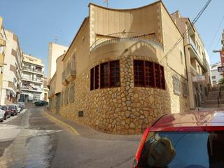 Casa a Adra. Amplia casa en venta en el ejido