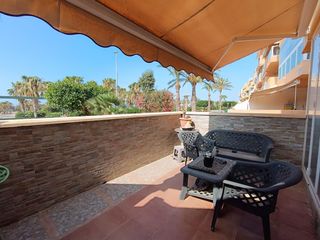 Appartamento in Almerimar. Bajo de 3 dormitorios con terraza cerrada en residencial laguna