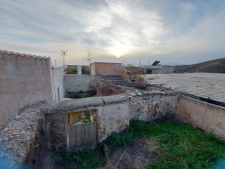 Casa a Berja. Terreno con casa en ruinas en el barrio de castala alto