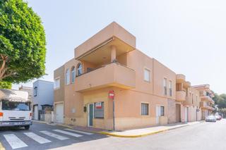 Casa a Santo Domingo. Vivienda sobre almacen con 6 dormitorios en venta en santo domin