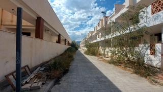 Edifici a Bentarique. Edificio en venta en terque con 71 viviendas, 28 garajes y 56 tr