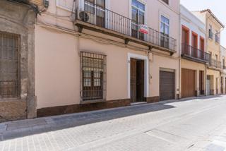 Casa a Berja. Vivienda de 3 plantas con patio y terraza en berja