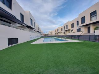 Casa in Almerimar. Dúplex con sótano en residencial portobello