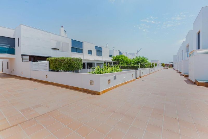 Foto e90bc90d-e295-44dc-ae09-e24a01760756. Casa adossada amb aparcament piscina a Almerimar Ejido (El)