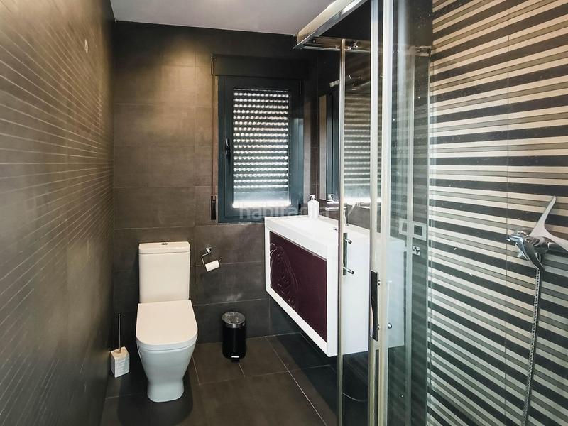 Foto d7f54242-7b78-408d-849e-6bb2e5edf962. Chalet casa de diseño moderno con 3 habitaciones y acabados de lujo en Santa Cruz del Comercio