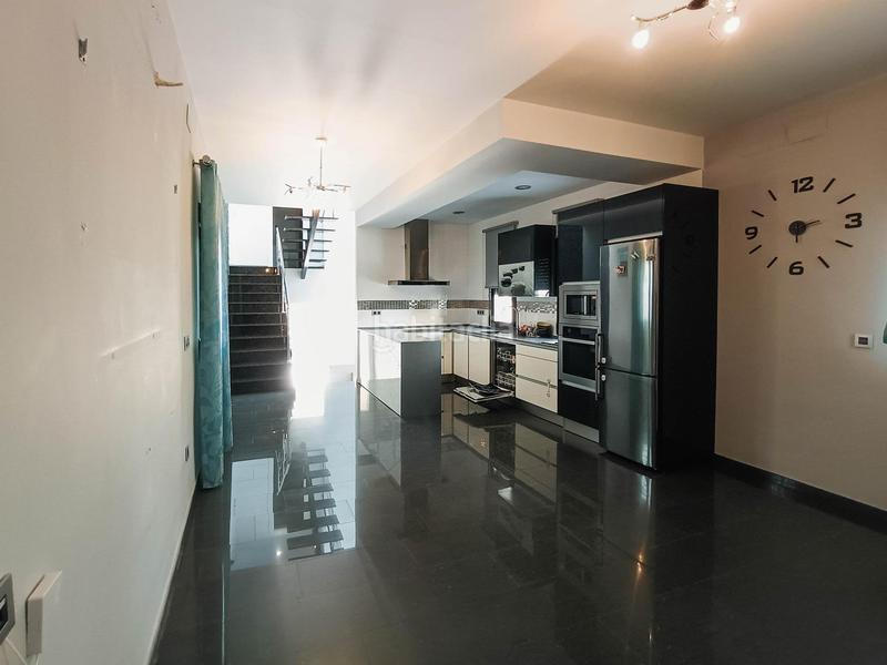 Foto f0c79878-553d-43ff-a826-95054c230a5c. Chalet casa de diseño moderno con 3 habitaciones y acabados de lujo en Santa Cruz del Comercio
