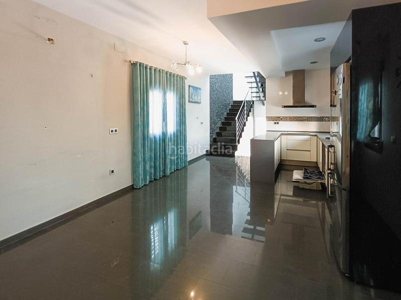 Foto fbcb0cfb-8cd2-44a9-98aa-0cdd1b3ea31b. Chalet casa de diseño moderno con 3 habitaciones y acabados de lujo en Santa Cruz del Comercio