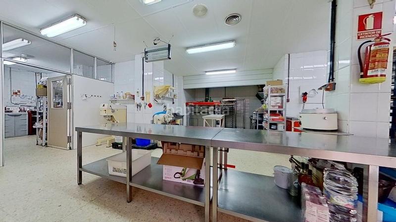 Foto 07b932fe-78ba-4d0c-b72f-0d98676a27aa. Local comercial estupendo local en la zubia en La Zubia Ciudad Zubia (La)