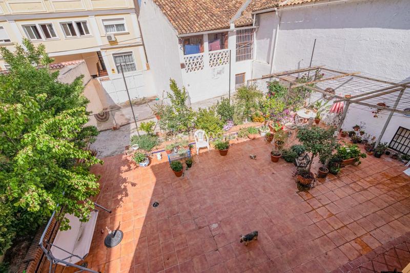 Foto 462017ee-d9d3-44d6-acc3-f1628bd1670f. Casa preciosa casa en el centro amplia, luminosa, jardín en Ogíjares
