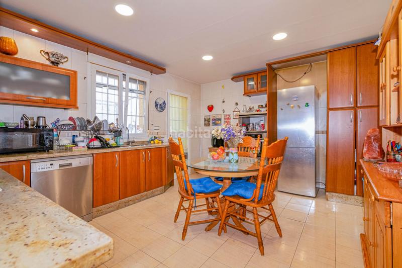 Foto b6dc2a04-b638-47f0-a547-1f9620c603af. Casa preciosa casa en el centro amplia, luminosa, jardín en Ogíjares