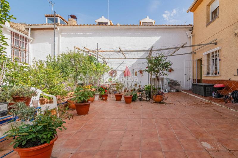 Foto e028aa1a-dc4d-4930-bf6a-dc96d3d73f74. Casa preciosa casa en el centro amplia, luminosa, jardín en Ogíjares