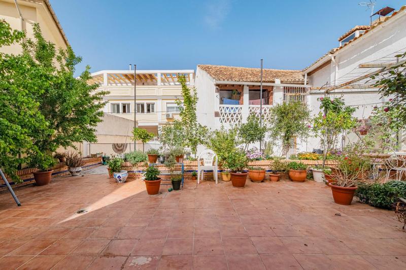 Foto f2c833c6-d866-400f-ad3d-6ad3f4f52717. Casa preciosa casa en el centro amplia, luminosa, jardín en Ogíjares
