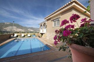 Xalet a Padul. Chalet rústico con parcela y piscina propia en 3 plantas