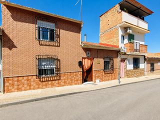 Casa  Calle baja. Una casa para vivirla, no para quedarse sin espacio en lachar