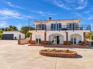 Chalet  Polígono 10 paraje 79 riegos de moraleda. Las fotos te enseñan la casa. ven a verla y descubre cómo se sie