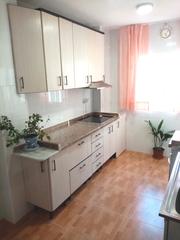 Appartement à Calle alhamar 11. Vivienda exterior en calle alhamar con 4 dormitorios, 2 baños y