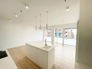 Alquiler Piso en Camino de ronda 124. A estrenar junto plaza einstein en 6 planta con orientacin sur