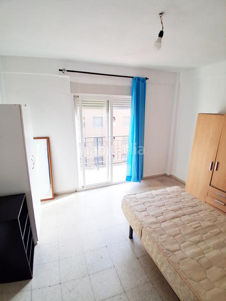 Foto a541022b-a432-4468-9862-d5b57723a6de. Alquiler piso en calle pérez galdós 3 económico junto facultad de ciencias, todas las habitaciones exteriores en Granada