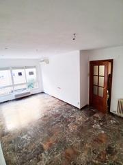 Alquiler Piso en Calle primavera 24. Piso sin muebles completamente exterior, soleado y alegre, junto