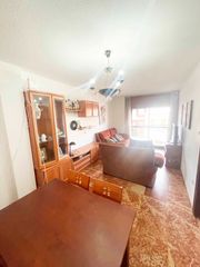 Affitto Appartamento in Calle casillas de prats 22. Piso junto plaza menorca en 4º planta con calefacción y agua cen
