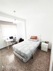 Rent Flat in Calle emperatriz eugenia 16. Piso para chicos en emperatriz eugenia en 4º planta con muebles