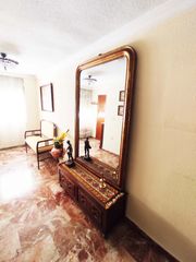 Miete Etagenwohnung in Calle melchor almagro 9. Amplio piso en melchor almagro en 2 planta con 4 dormitorios y d